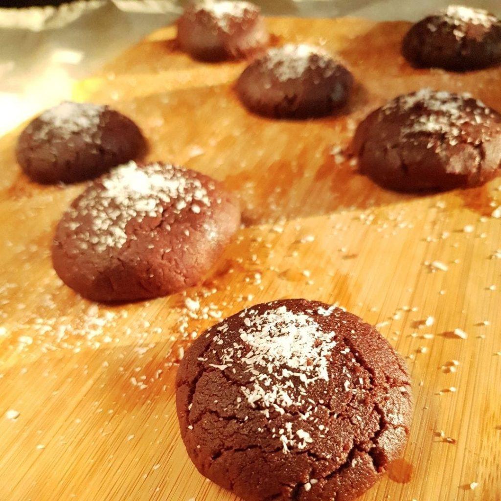 Şerbetle ıslatılmış, Hindistan ceviziyle süslenmiş nefis kolay islak kurabiyeler - tam kıvamında ve ağızda dağılan browni dokusuyla servise hazır!