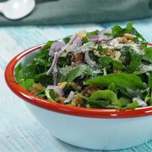 Roka salatası; taze roka, kırmızı soğan, kurutulmuş domates, ceviz ve parmesanla