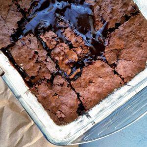 Pratik brownie; yoğun çikolatalı, ıslak içli kesilmiş brownie dilimleri