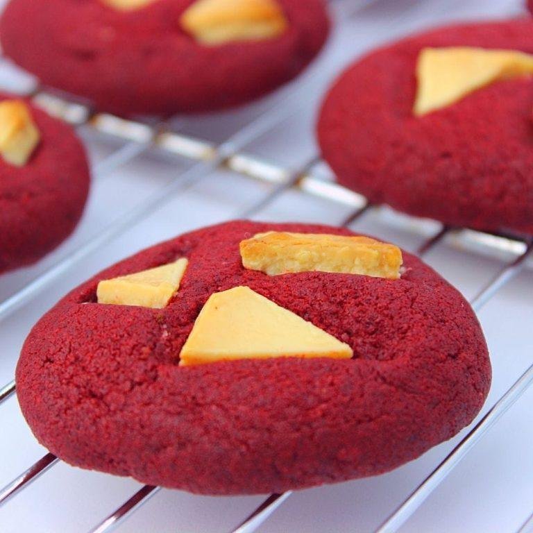 Beyaz Çikolatalı Red Velvet Kurabiye Tarifi & Beyaz Çikolatalı Red Velvet Kurabiye Yapılışı