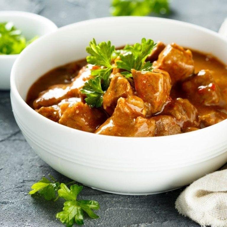 Kıvamlı, doğal malzemelerle hazırlanmış, lokum gibi dana etleri ve yumuşacık sebzelerle dolu, derin kızıl kahve tonlarındaki gulaş, üzerindeki taze fesleğen yapraklarıyla iştah kabartan bir şölen sunuyor.