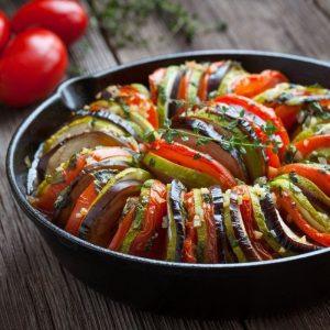 Ratatouille; kabak, patlıcan, domates ve biberin fırında dizilip pişmiş hali