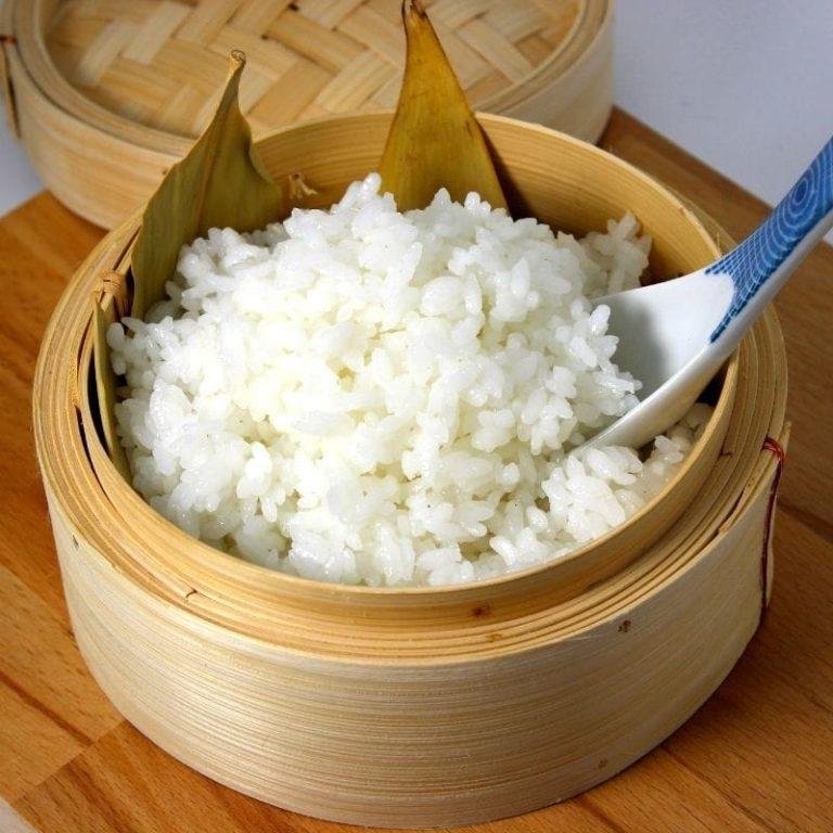 Sushi Pilavı Tarifi: Parlak ve yapışkan taneleriyle mükemmel kıvamda hazırlanmış, ev yapımı sushilerin temelini oluşturan otantik pirinç pilavı.