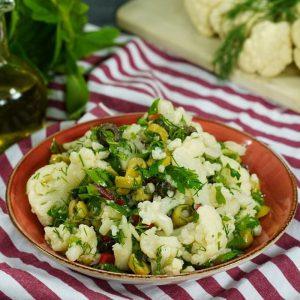 Karnabahar salatası; haşlanmış karnabahar, bol yeşillik, zeytin ve limonlu salata