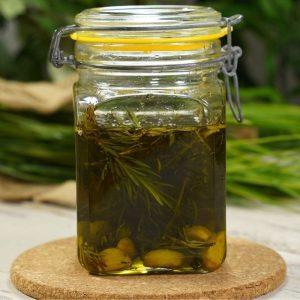 Sarımsaklı zeytinyağı; biberiye ve sarımsakla demlenmiş aromatik zeytinyağı sosu