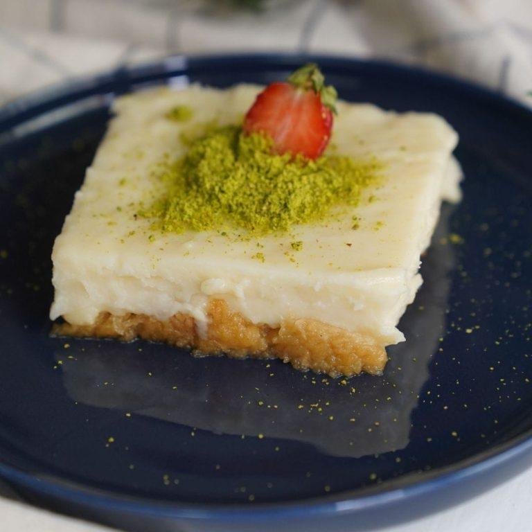 Etimek Tatlısı: Altın rengi karamelize şerbetle ıslanmış etimek tabanının üzerinde, ipeksi kıvamda pürüzsüz muhallebi ve bulut gibi hafif krem şantiyle tamamlanan, doğal lezzetleriyle damaklarda iz bırakan ferah bir şölen.