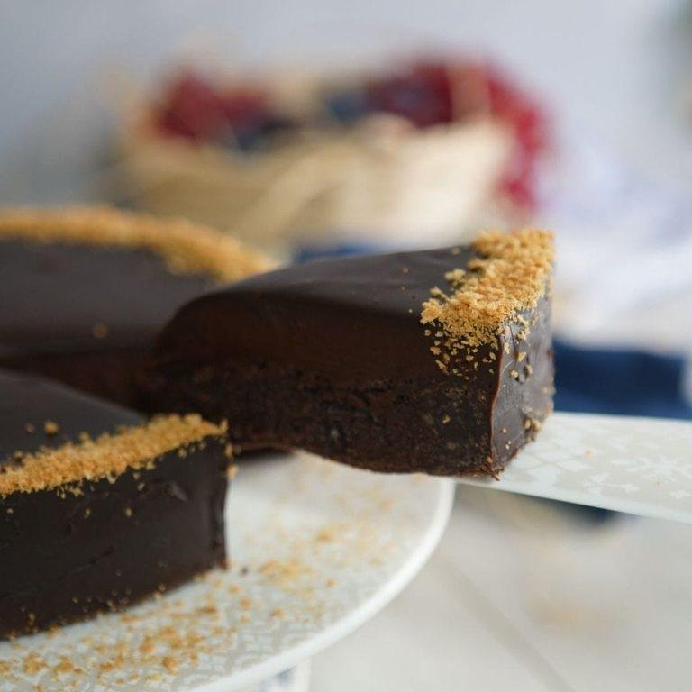 Derin çikolata rengindeki, içi akışkan ve nemli Kladdkaka tabanının üzerini saran pürüzsüz, parlak ganaj sosu, görsel şölen sunan zengin ve doğal bir lezzet vaat ediyor.