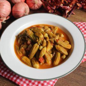 Bamya yemeği; soğan, salça ve domatesle pişmiş zeytinyağlı bamya
