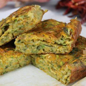 Fırında kabak mücver; rendelenmiş kabak ve havuçla, fırında pişmiş dilimlenebilir mücver