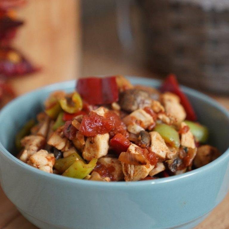 Sebzeli Tavuk Sote Tarifi: Renkli biberler, mantar ve taze baharatlarla lezzetlendirilmiş, sulu ve kıvamlı sosuyla lokmalık tavuk parçaları iştah açıcı bir sunumla servis tabağında.