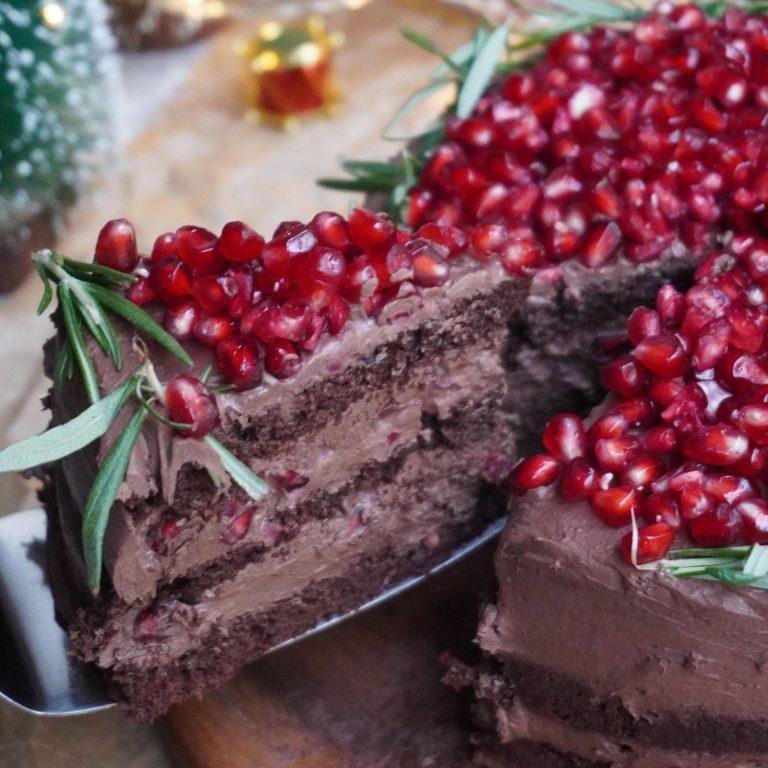 Çikolatalı Narlı Yılbaşı Pastası Tarifi / Yaş Pasta