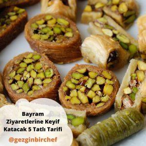 Bayram sofrasında şekerpare, baklava ve kurabiye gibi tatlıların ikramı