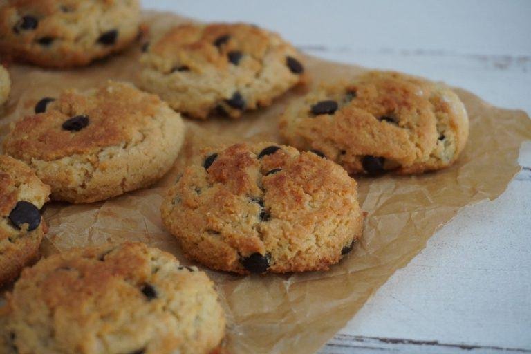 25 dakikada hazırlanan çıtır damla çikolatalı badem unlu kurabiyeler, glutensiz ve şekersiz lezzet arayanlar için mükemmel bir görsel şölen!