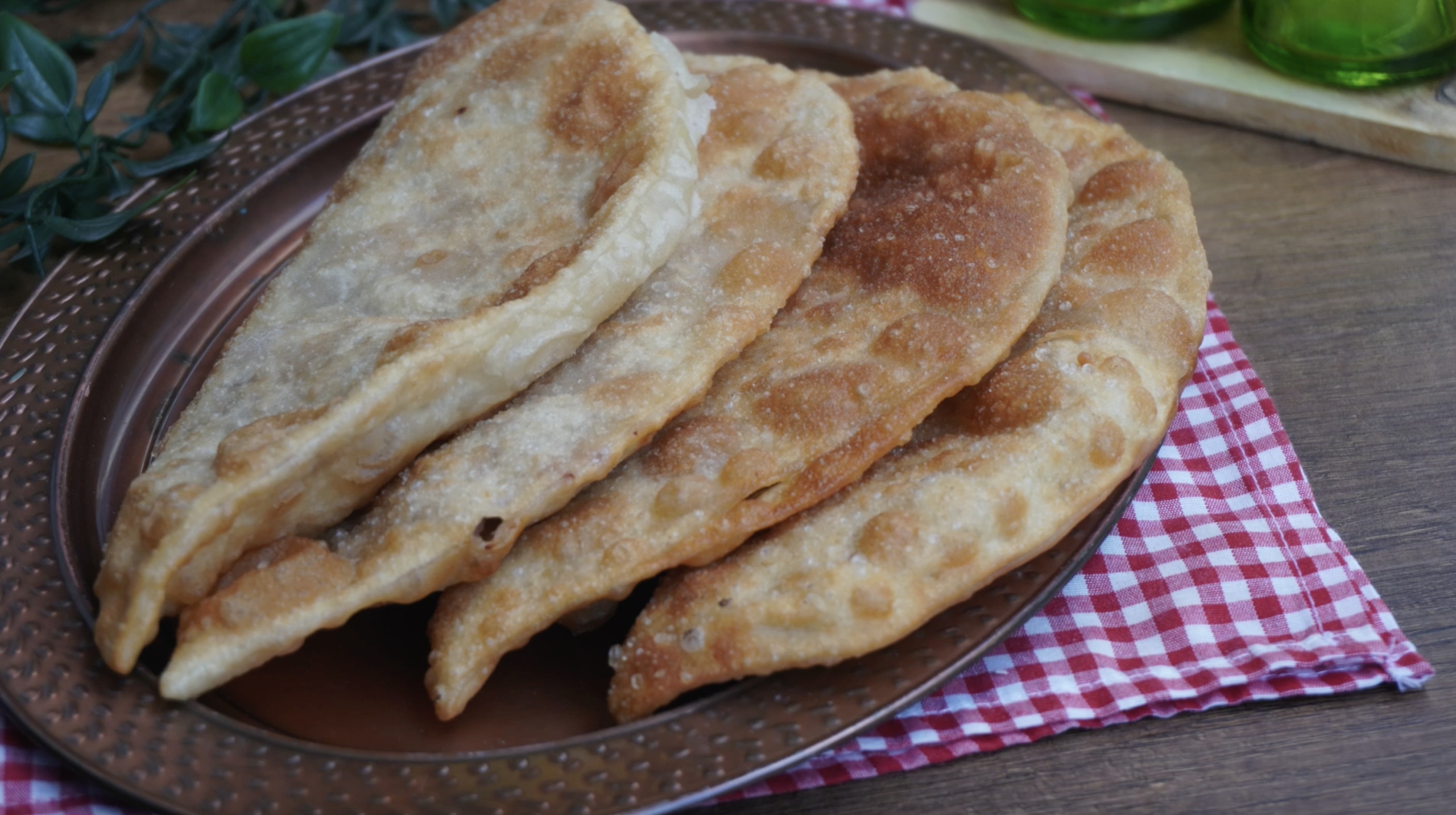 En Kolay Ve En Lezzetli Çi Börek Tarifi - Tatar Mutfağının Lezzetli Kırmızı Etli Böreği