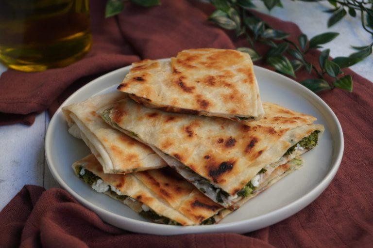 Sıcak sacda nar gibi kızarmış, hafif çıtır hamuruyla dikkat çeken Ege Otlu Gözleme; içinden taşan fesleğen, ısırgan ve semiz otlarının taptaze yeşil dolgusu, eriyen peyniriyle birleşip iştah açıcı, doğal ve kıvamlı bir lezzet şöleni sunuyor.