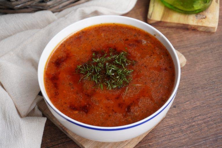 Sıcak buharı tüten, narince kızılımsı tonlarda, pirinç taneleri ve taze yeşilliklerle göz alıcı bir şekilde zenginleşmiş, iştah açıcı yoğun kıvamıyla doyurucu, üzerine serpilmiş taptaze fesleğen yapraklarıyla taçlandırılmış doğal Dolma Harcından Çorba.