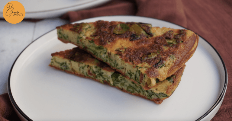 Tavada kızarmış altın rengi dış kabuğu nar gibi çıtır, içi ıspanak, pırasa gibi doğal sebzeler ve taze otlarla dolgun, puf puf ve doyurucu kıvamda, mis kokulu yufkasız börek dilimi. Yufkasız Tava Böreği