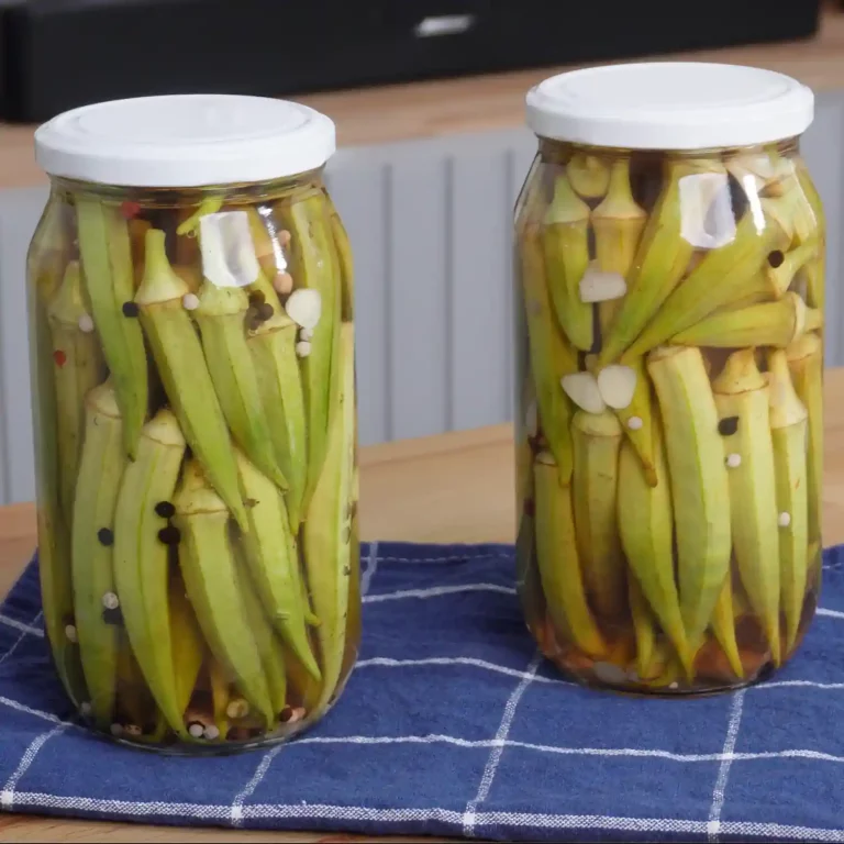 Kütür kütür kıvamıyla, taptaze bamyaların sarımsak ve limon dilimleriyle cam kavanozda buluştuğu, doğal ve iştah açıcı ev yapımı bamya turşusu.