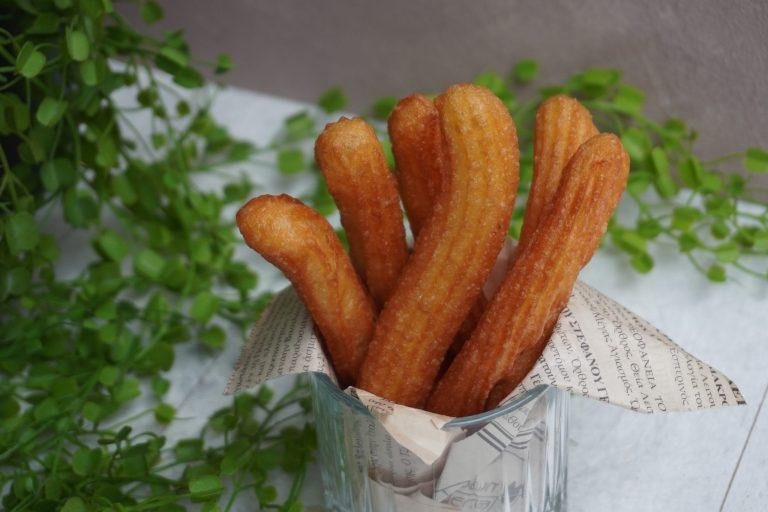 Churros: Altın rengi kızarmış dışı çıtır, içi yumuşacık churros çubukları, bol tarçın ve şekerle kaplanmış, yanında buharı tüten yoğun kıvamlı çikolata sosuyla sunulan karşı konulmaz bir lezzet şöleni.