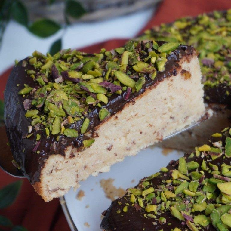 Kuru fasulye pastası, pürüzsüz ve zengin kıvamıyla dikkat çeken, taze fesleğen yapraklarıyla zarifçe bezenmiş, her dilimi doğal ve doyurucu bir lezzet vaat eden görsel bir şölen.