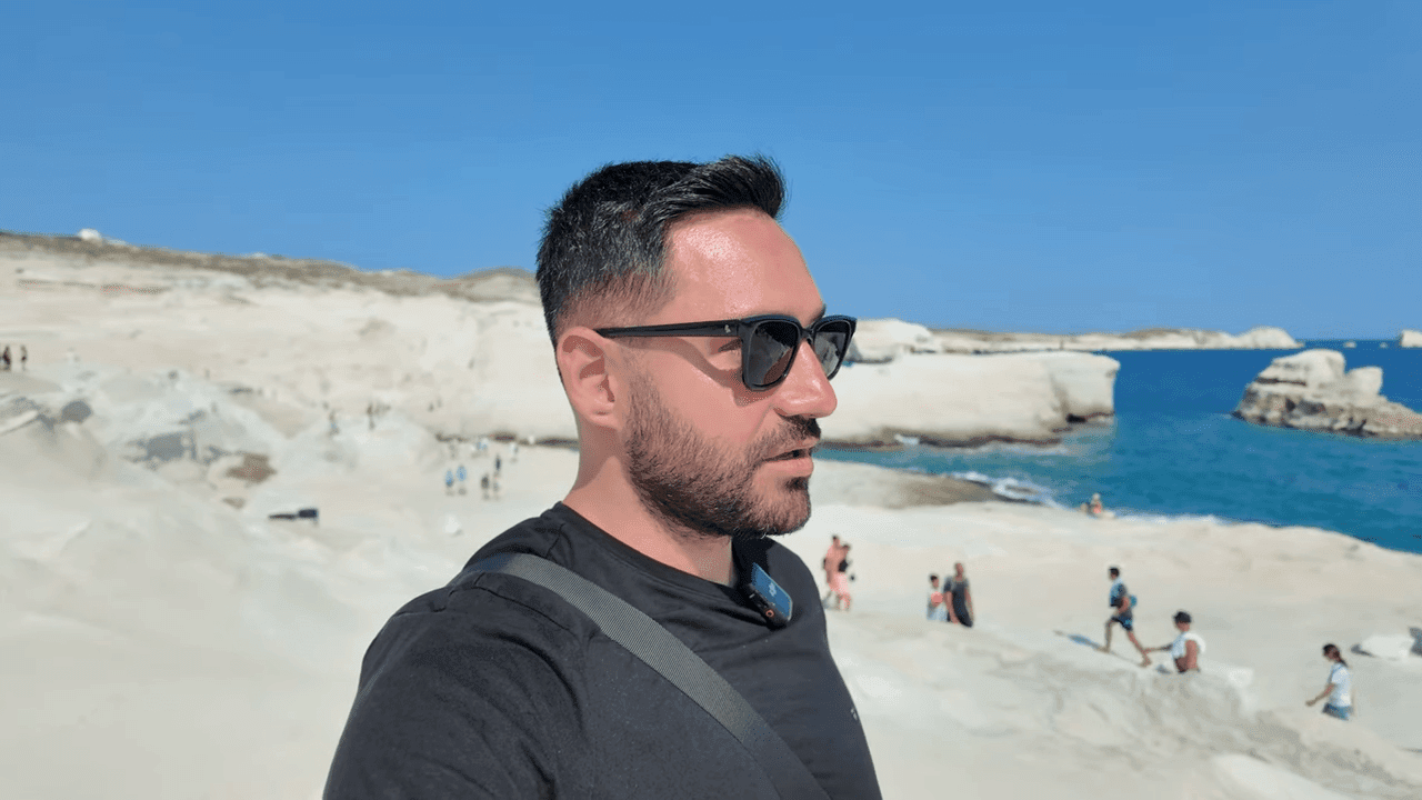 Milos, Yunan Adaları arasında doğal güzellikleri ve saklı koyları ile bilinen bir cennettir. Adanın en ünlü plajlarından biri olan Sarakiniko Plajı,