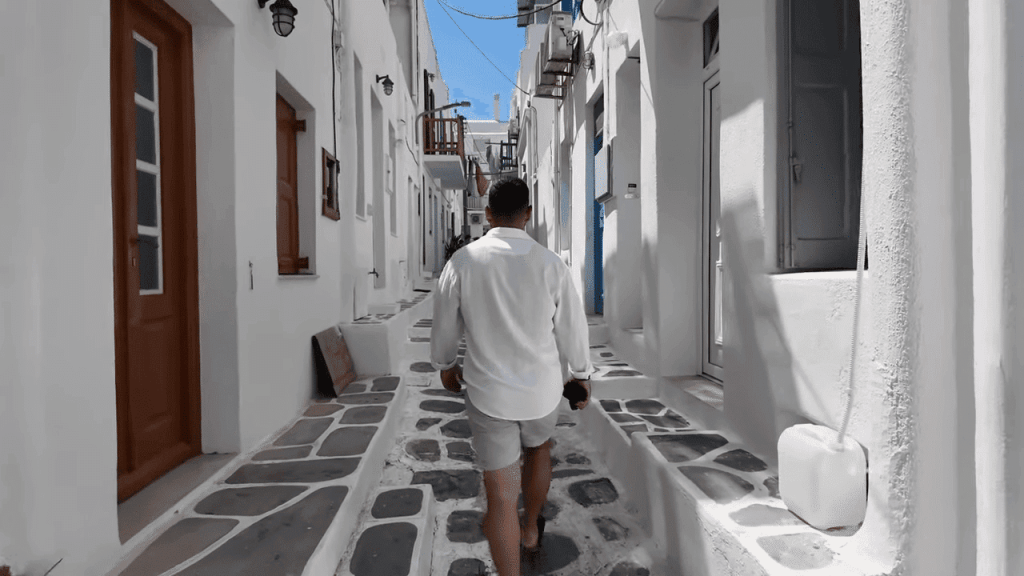 Yunan Adaları’ndan biri olan Mykonos, özellikle hareketli gece hayatı ve lüks plajları ile bilinir