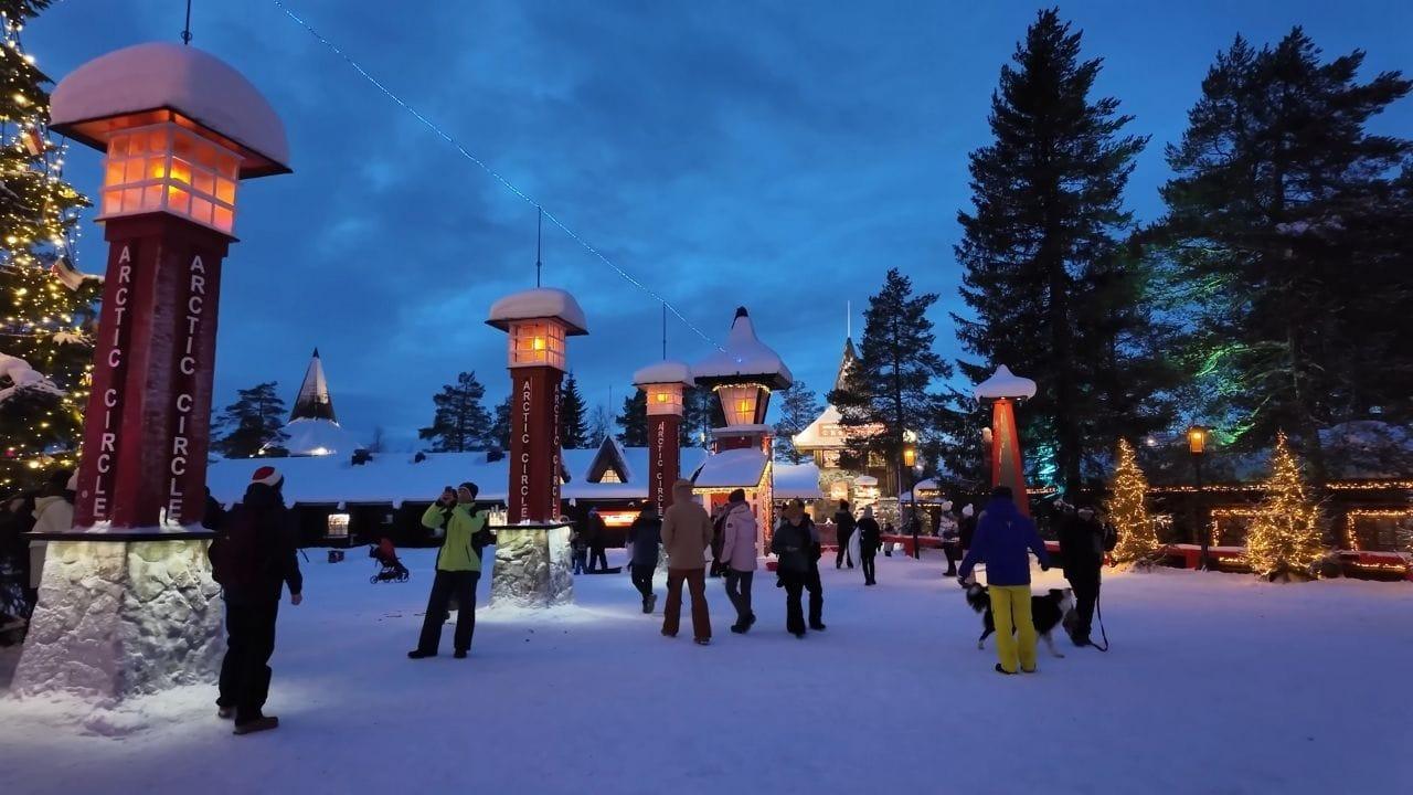 Noel Baba Köyü üzerinde dans eden yeşil Kuzey Işıkları