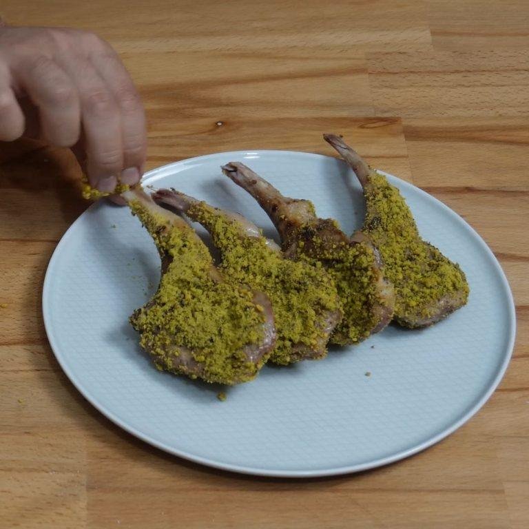 Antep Fıstıklı Pirzola: Fıstıkla kaplı, kızarmış pirzolalarla servis edilen, yeşil dokunuşları ve altın rengine bürünmüş eşsiz sunumu ile sofranıza lezzet şöleni getiren geleneksel et yemeği