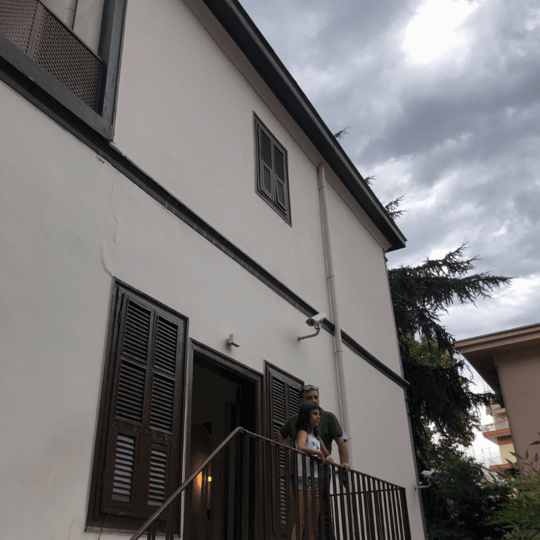 Selanik Atatürk Evi'nin ağaçlarla çevrili bahçesi
