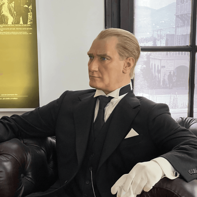 Selanik Atatürk Evi'nin dönem eşyalarıyla döşeli oturma odası
