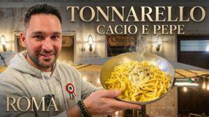 Roma Trastevere'deki meşhur Tonnarello restoranının önünde, tavada servis edilen dumanı tüten taze Cacio e Pepe makarnası.