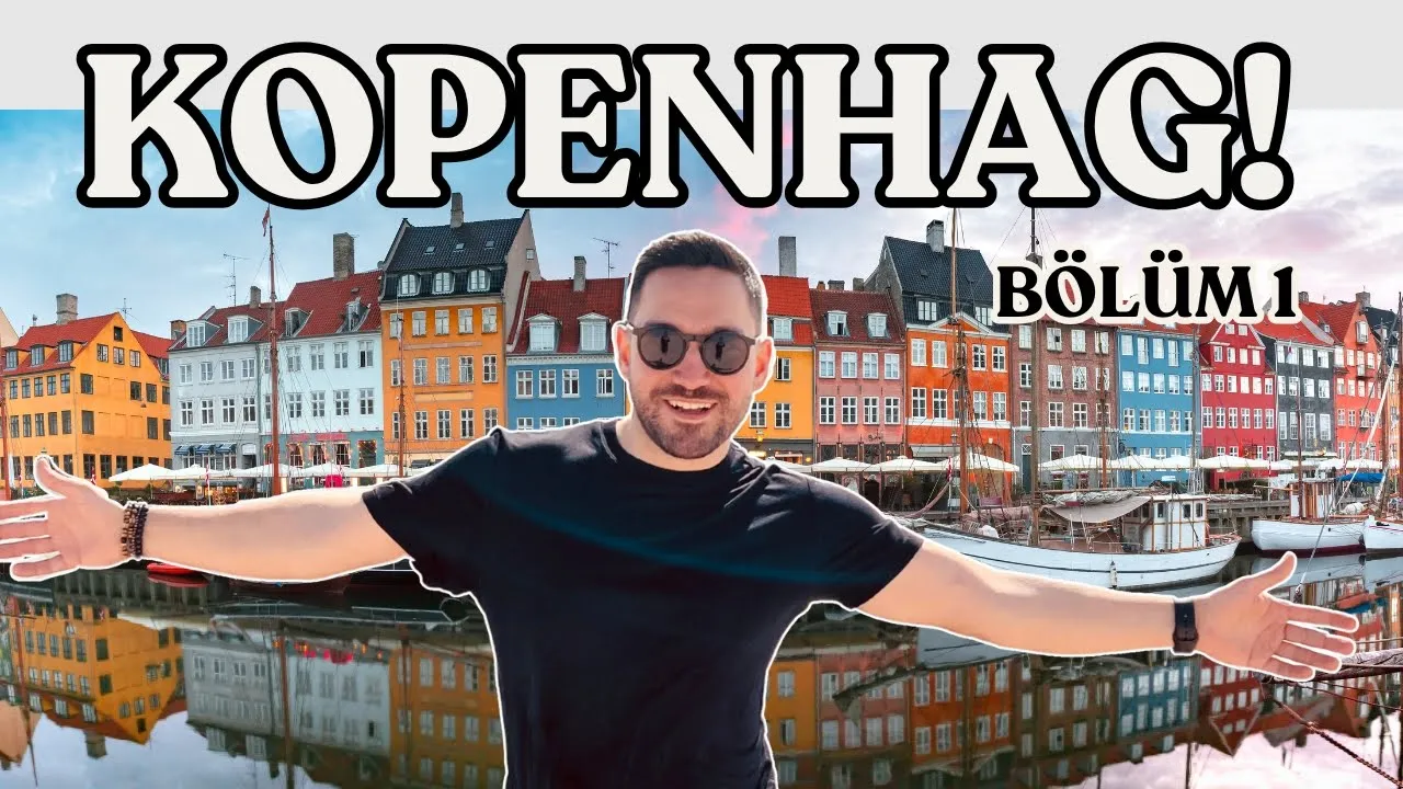 Güneşli bir günde Kopenhag Nyhavn Kanalı'nda demirlemiş tekneler ve kanal boyunca uzanan sarı, kırmızı ve mavi renkli meşhur binalar.