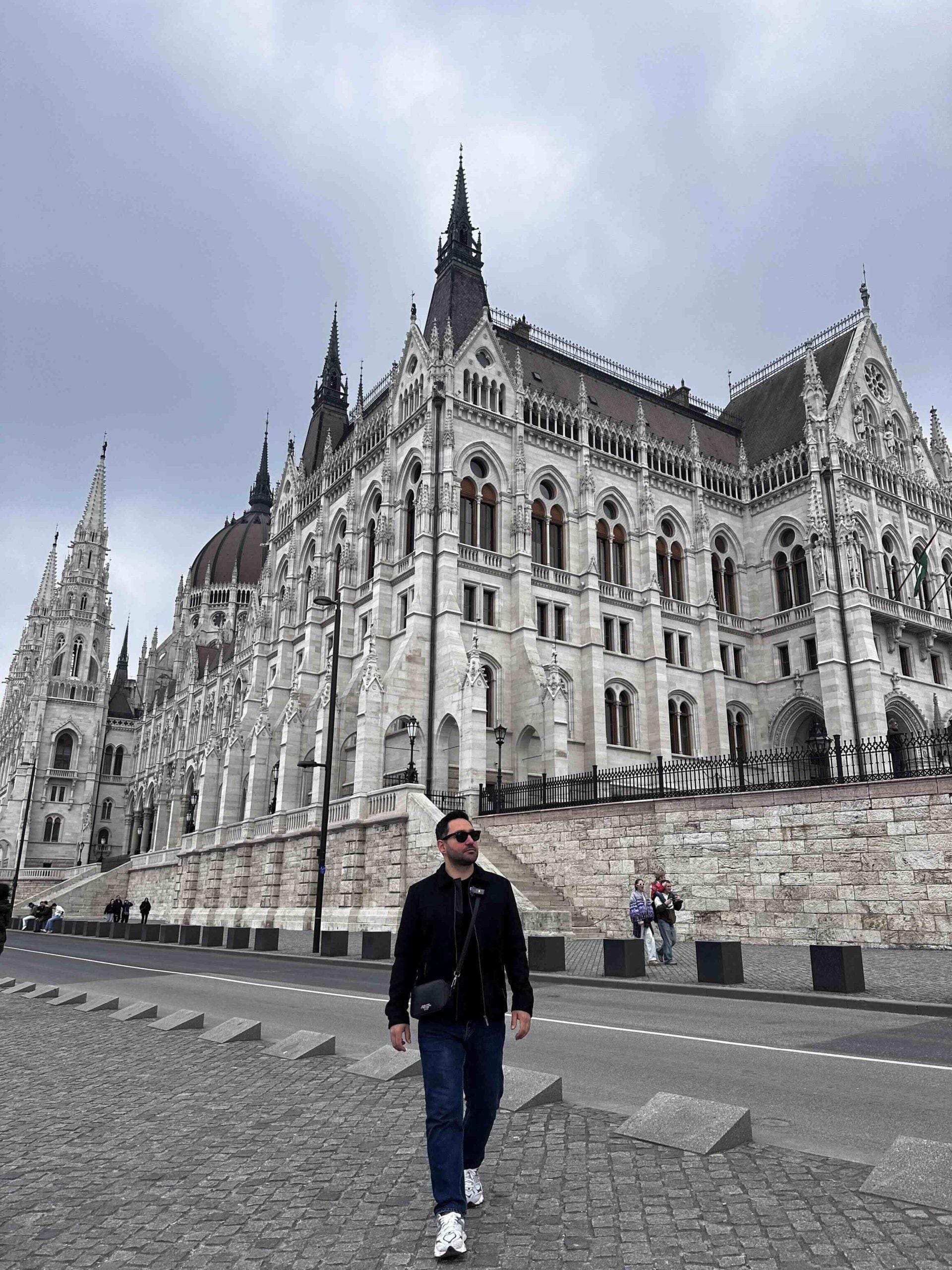 Budapeşte VLOG ve Gezi Rehberi Budapeşte Macaristan Parlamento Binası Gece Görünümü