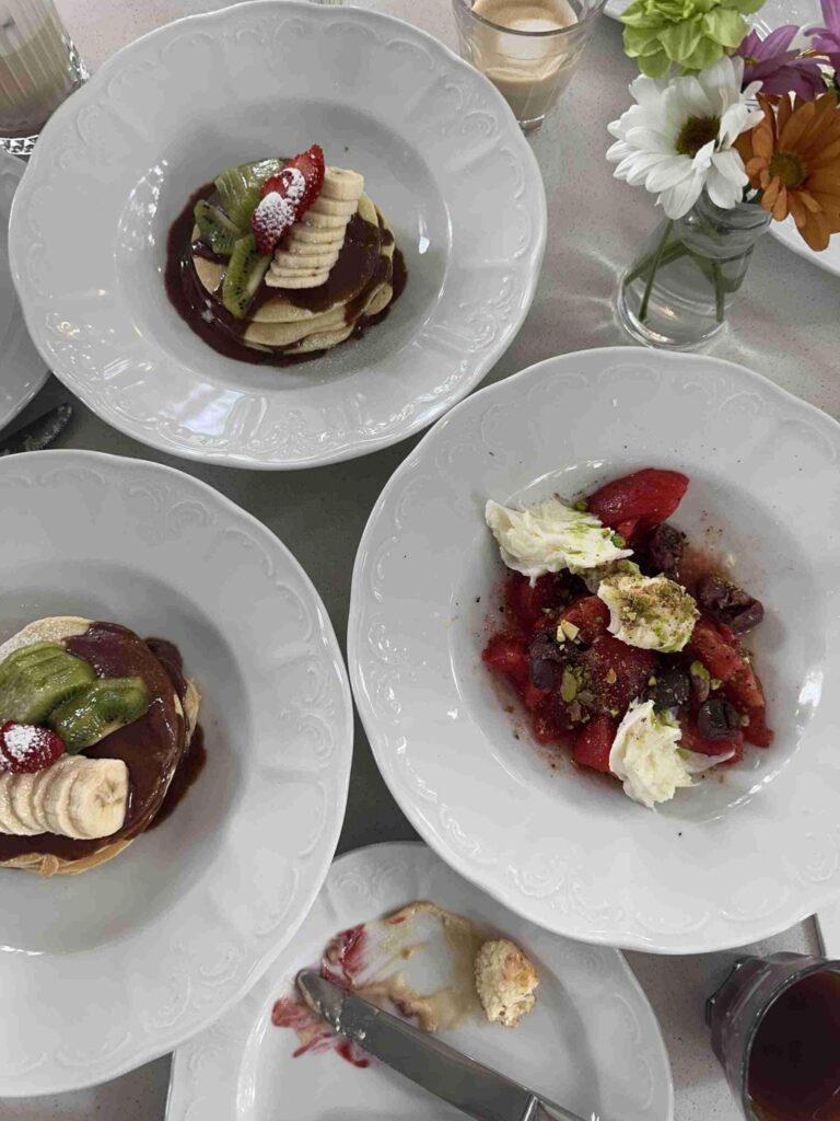 Tiflis'te kahvaltı tabağı, eski fabrika binasındaki kafede