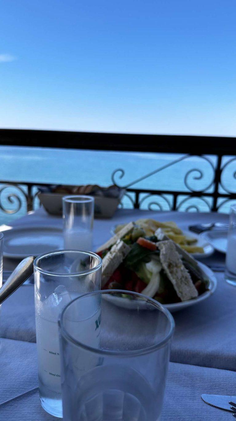 Midilli'de kadın kooperatifi restoranında yerel yemek tabağı