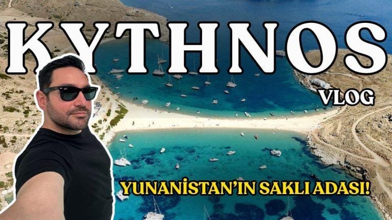 Kythnos Gezi Rehberi - Ege'nin turkuaz sularıyla çevrili, iki denizi birleştiren ikonik Kolona Plajı'nın havadan çekilmiş, ilham veren bir fotoğrafı.