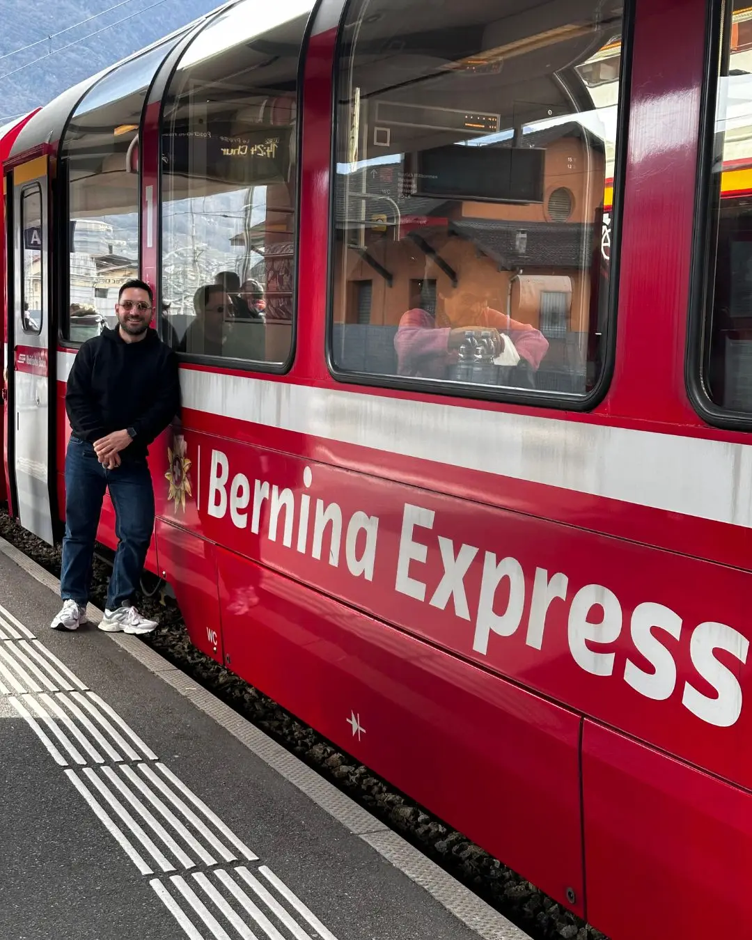 Bernina Express VLOG: UNESCO Güzergahında Masalsı Tren Bernina Express'in panoramik cam tavanlı vagonunun içi ve dışarıdaki Alp manzarası