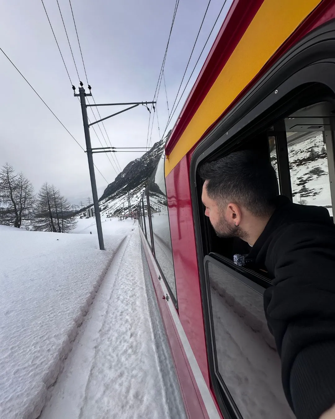 Bernina Express VLOG: UNESCO Güzergahında Masalsı Tren Bernina Express treninin bir viyadük üzerinden geçerkenki geniş açıdan çekilmiş fotoğrafı