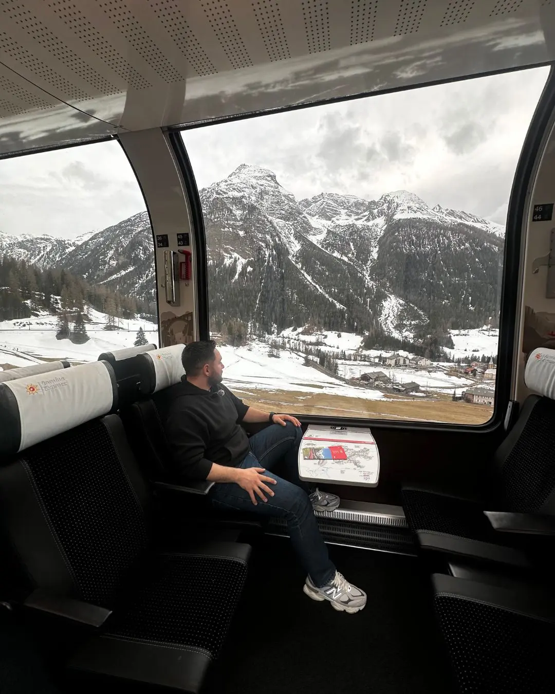 Bernina Express VLOG: UNESCO Güzergahında Masalsı Tren İkonik kırmızı Bernina Express treni İsviçre Alpleri'nin görkemli doğasında