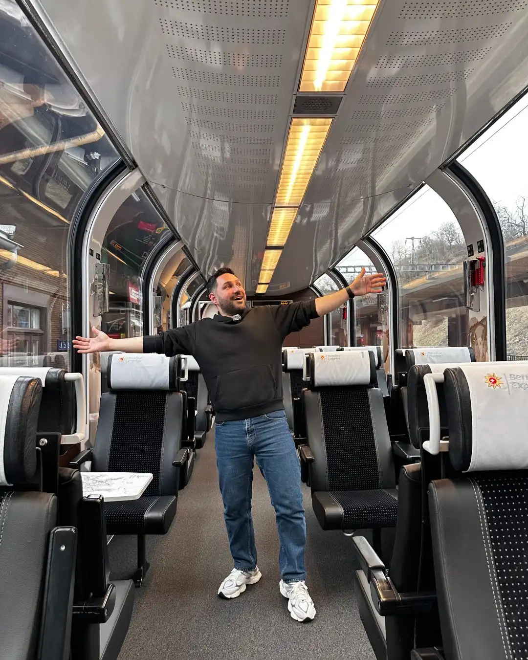 Bernina Express VLOG: UNESCO Güzergahında Masalsı Tren Bernina Express kırmızı treni karlı dağlar ve viyadükler arasından geçerken