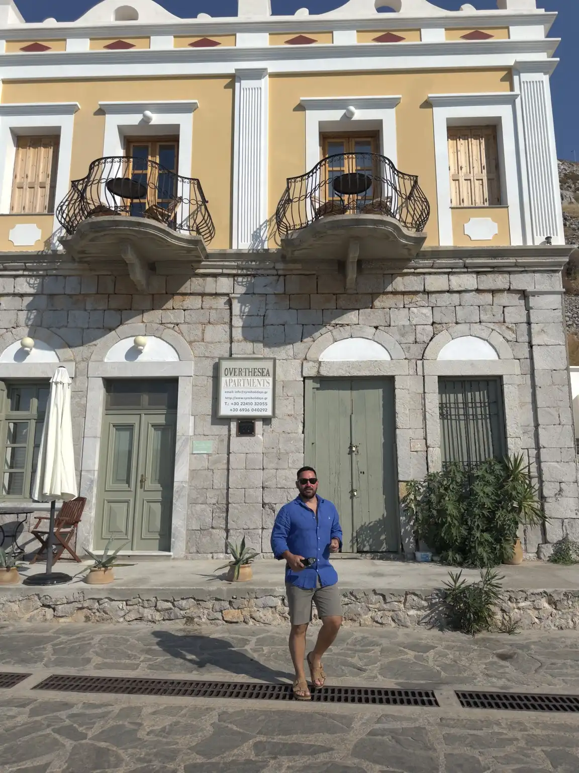 Symi Adası VLOG ve Gezi Rehberi Symi'de konakladığımız Over the sea apartments'ın balkonundan liman manzarası