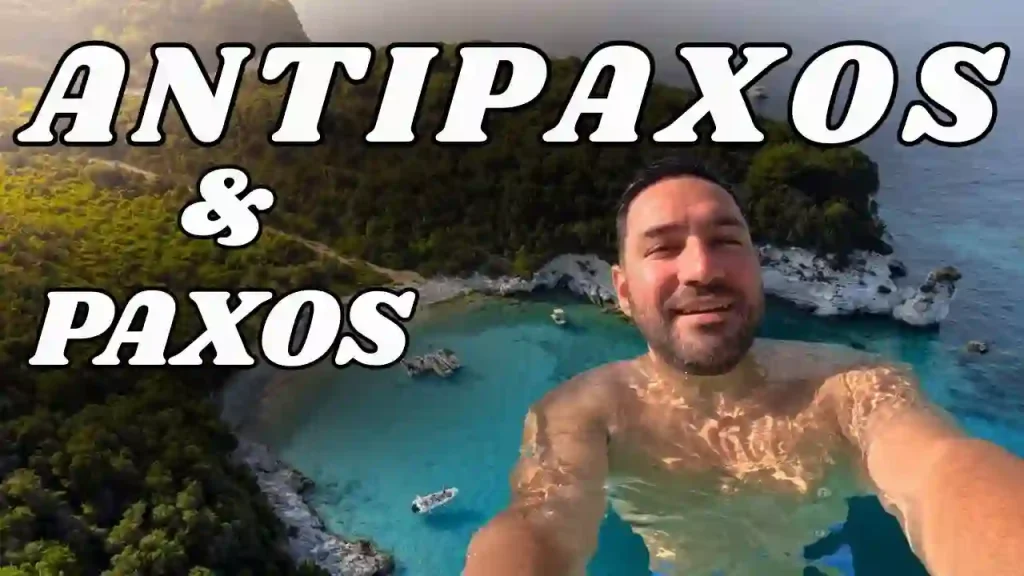 Antipaxos ve Paxos adalarında denizde selfie çeken gezgin