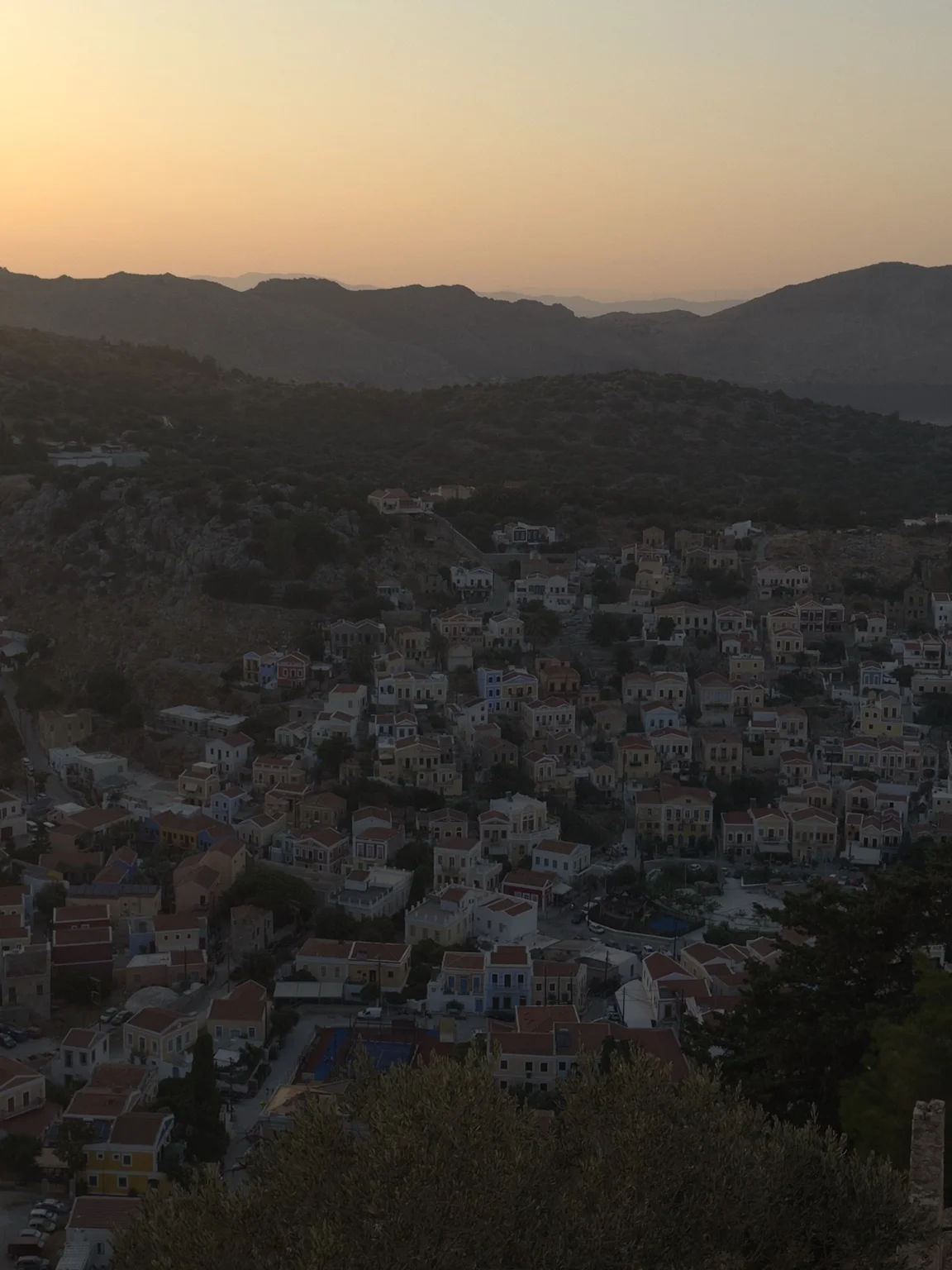 Symi Adası VLOG ve Gezi Rehberi Symi adasında tepeden, batan güneşin deniz üzerindeki yansıması