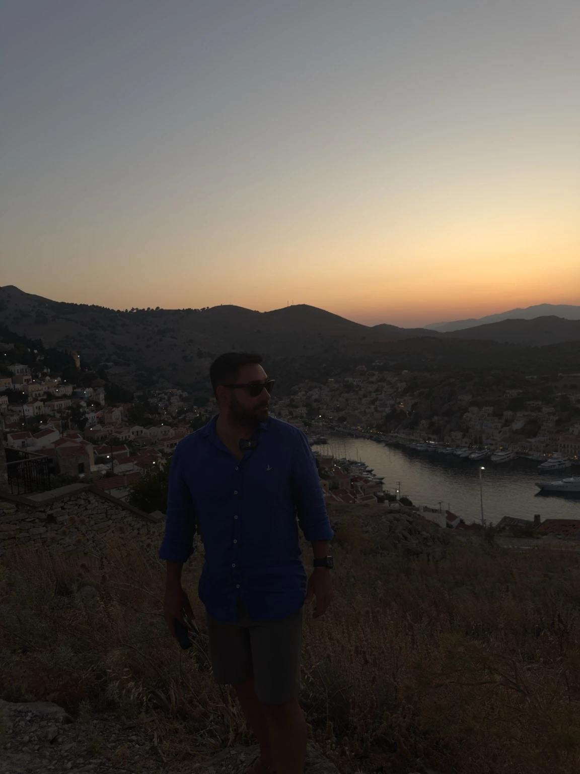 Symi Adası VLOG ve Gezi Rehberi Symi adasının yamaçlarına kurulmuş rengarenk neoklasik evler ve liman manzarası