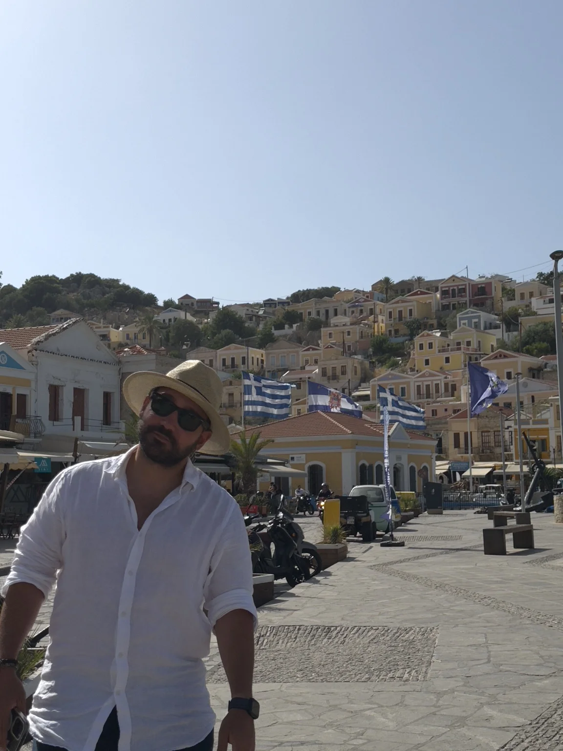 Symi Adası VLOG ve Gezi Rehberi Symi adasının merkezindeki limanda demirlemiş tekneler ve sahil şeridi