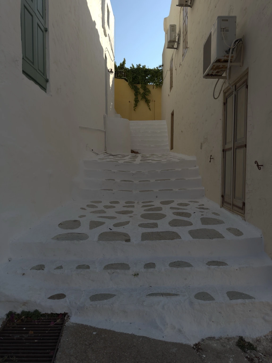 Symi Adası VLOG ve Gezi Rehberi Symi adasının dar ve taş döşeli, begonvillerle süslü bir sokağı