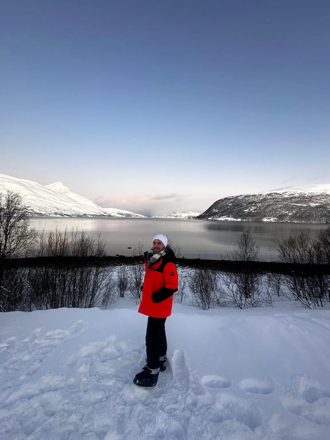 Tromso VLOG ve Gezi Rehberi : Kuzey Işıkları'nın Başkenti Tromsø yakınlarındaki karlı dağlarla çevrili, sakin bir fiyort manzarası