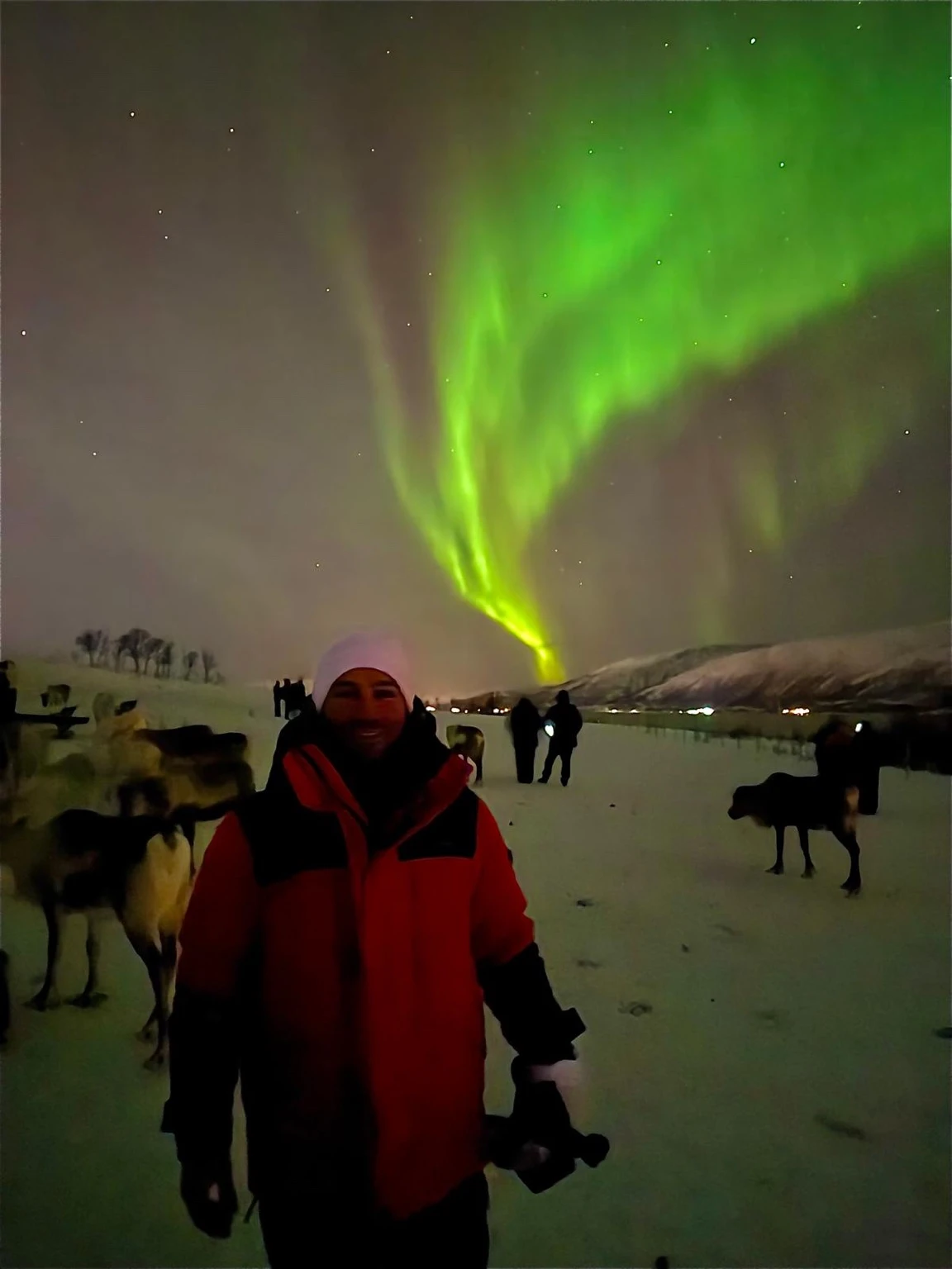 Tromso VLOG ve Gezi Rehberi : Kuzey Işıkları'nın Başkenti Tromsø'de gece gökyüzünde dans eden yeşil renkli Kuzey Işıkları (Aurora Borealis)