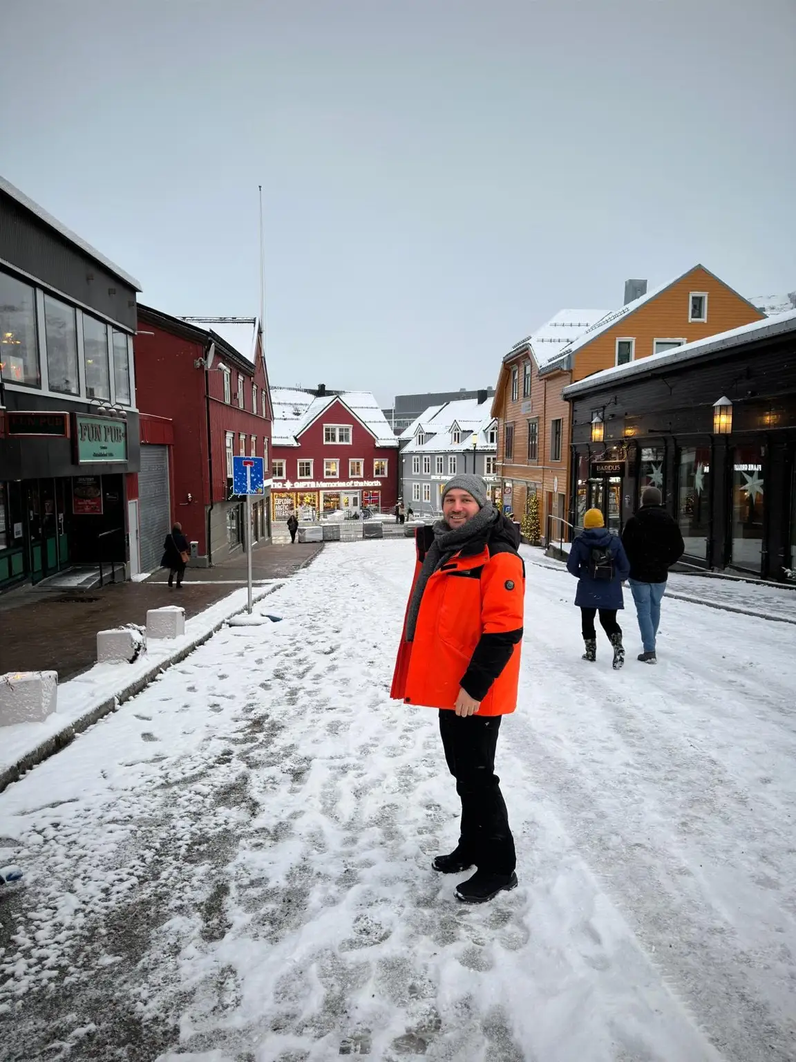 Tromso VLOG ve Gezi Rehberi : Kuzey Işıkları'nın Başkenti Tromsø şehir merkezinde karla kaplı, renkli ahşap Norveç evleri