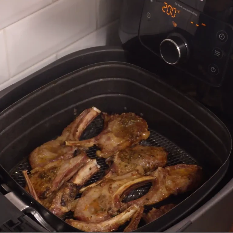 Air Fryer'da Pirzola Tarifi: Taze kekik ve biberiye ile lezzetlendirilmiş, nar gibi kızarmış, dışı çıtır çıtır içi sulu sulu, lokum kıvamında air fryer pirzola.